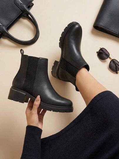 Botas cortas negras de estilo urbano con suela chunky