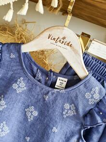 Elladie kids 女童春夏休闲简约韩版两件套。采用编织花卉印花纹理面料。白色无袖圆领上衣，后背纽扣开襟设计，搭配同色系休闲裤。适合年轻女孩，韩版简约风格，可爱又淑女，适合日常、上学、外出、度假等休闲场合穿着。春夏套装，女童服装，女童套装，女童夏季套装，女童配套套装。夏季服装。柔软舒适。 - 藍色 - 查看 6