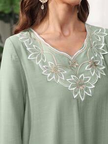 SHEIN Najma Đầm cổ tròn với miếng vá cổ áo thêu hoa, viền thêu lá và khăn trùm đầu. - màu xanh lá - Xem 3