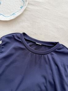 SHEIN Bộ đồ hai mảnh màu xanh navy mùa hè này gồm áo thun ngắn tay cổ tròn và chân váy xếp ly cạp cao, mang đến phong cách học đường thời trang, đơn giản, thoải mái và ngọt ngào. Được làm từ vải dệt kim, chất liệu có độ dày vừa phải và ôm sát cơ thể. Tay áo và thân váy được trang trí bằng nơ trắng, rất phù hợp cho trường học, các hoạt động ngoại khóa, thư giãn tại nhà và tham dự các bữa tiệc, v.v. - Màu xanh hải quân - Xem 7