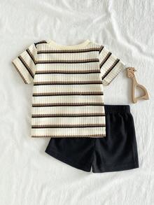 SHEIN Playful Pals 2件套幼儿男童时尚黑白条纹华夫格针织面料口袋圆领短袖T恤和黑色弹力腰字母贴片短裤套装，夏季 - 黑色 - 查看 2