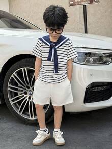 SHEIN Little Byeori 两件套男童休闲运动学院风文艺复古黑白条纹圆领T恤搭配白色短裤，配披肩装饰，适合儿童穿着，适合男童返校穿着，也适合生日派对、晚宴、演出、婚礼、洗礼、开幕式、日常穿着，适合上学、旅行、度假，适合春夏季节穿着。 - 白色 - 查看 9