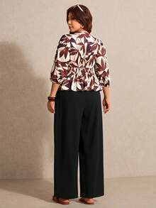 Elaquor Conjunto informal de 2 piezas de talla grande para mujer con blusa de cuello en V con volantes y estampado floral, y pantalón de pierna ancha - Multicolor - Ver 2
