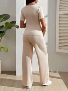 SHEIN Conjunto de maternidad de 2 piezas: Top de manga corta con cuello cuadrado y botones de unicolor & Pantalones de cintura elástica con ajuste relajado - Albaricoque - Ver 2