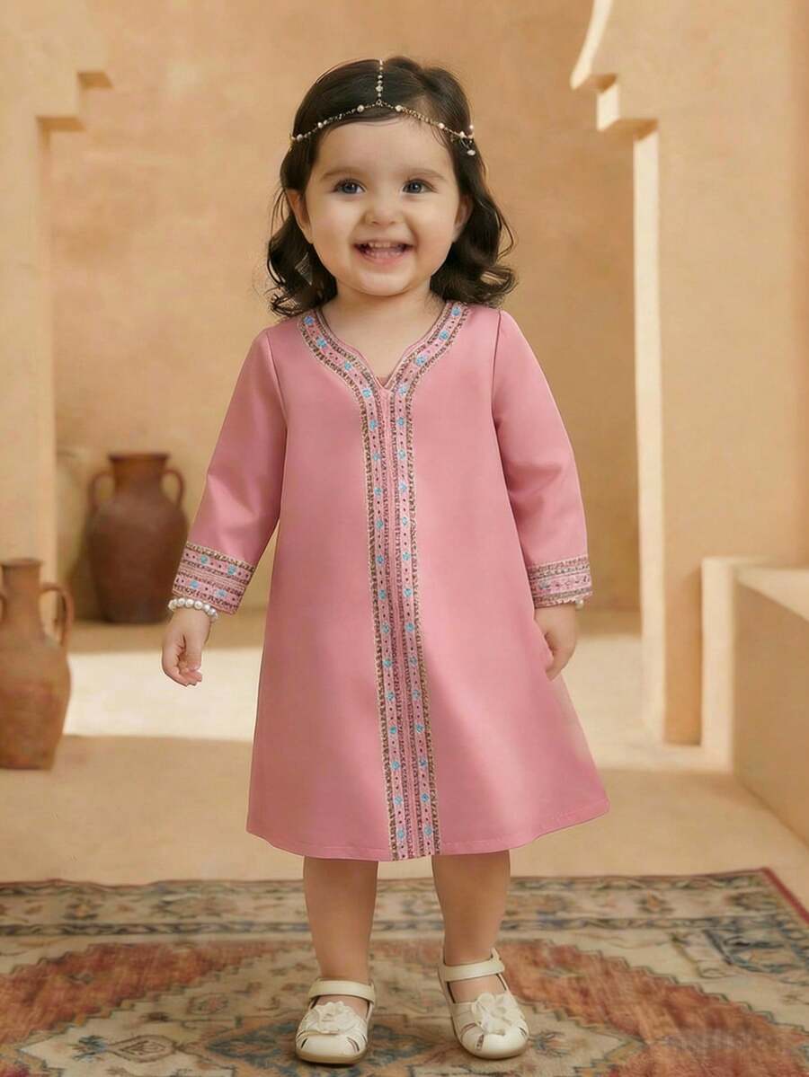 SHEIN 2026 Frühling/Sommer Neues Baby Mädchen Locker Lässig Minimalistisch Langarm Retro Muster Langes Kleid, Geeignet für Zuhause, Zusammenkünfte und Verschiedene Anlässe - Pink - Übersicht 1