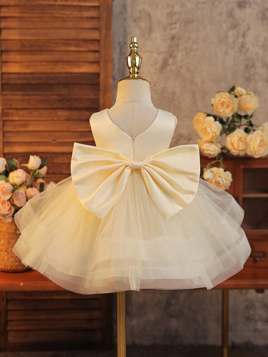 SHEIN Glamorique Kids 女婴杏色网纱蓬蓬裙,无袖方领,带大蝴蝶结装饰,适合派对穿着。休闲修身短款公主裙,杏色无袖蓬蓬裙,带蝴蝶结,适合花童跳舞,蝴蝶结,女婴杏色裙摆,双层网纱连衣裙,白色珍珠使人自信骄傲,连衣裙,钢琴演奏,蓬蓬裙,舞会礼服,夏季,春季婴儿蓬蓬裙,香槟色婴儿连衣裙,象牙色婴儿连衣裙,女婴连衣裙,优雅婚礼女婴蝴蝶结连衣裙 - 杏色 - 查看 1