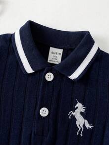 SHEIN Playful Pals 3-24M 男嬰 Polo 領刺繡馬前襟連身褲 海軍藍 夏季休閒 親子款 柔軟彈性面料 學院風 壓扣開襟 - 藍色 - 查看 5