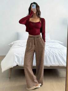 DAZY 3件組女款休閒居家套裝，純色開襟衫、細肩帶背心與條紋長褲，春季睡衣 - 酒紅色 - 查看 6