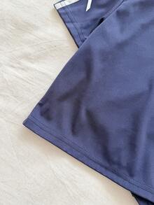 SHEIN Bộ đồ hai mảnh màu xanh navy mùa hè này gồm áo thun ngắn tay cổ tròn và chân váy xếp ly cạp cao, mang đến phong cách học đường thời trang, đơn giản, thoải mái và ngọt ngào. Được làm từ vải dệt kim, chất liệu có độ dày vừa phải và ôm sát cơ thể. Tay áo và thân váy được trang trí bằng nơ trắng, rất phù hợp cho trường học, các hoạt động ngoại khóa, thư giãn tại nhà và tham dự các bữa tiệc, v.v. - Màu xanh hải quân - Xem 5
