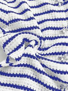 Soleia 女士度假杏色和白色纹理针织圆领开衫，饰有精致蝴蝶结和金属纽扣，修身下摆开衩，适合度假、约会、下午茶、海滩、邮轮、城市旅行、音乐节、波西米亚风度假等场合。 - 藍白色 - 查看 7