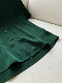 SHEIN Franclia Camisa Casual Elegante Feminina em Tecido Trançado Verde Escuro, Estilo Francês, Nova , Gola Polo de Manga Curta com Decote em V, Corte Solto e Elegante, Uso Casual, Verão, Cor Clássica e Versátil, Nova Top de Verão. Vestimenta Casual e Elegante para Uso Diário, Traje Profissional de Escritório, Peça Versátil e Estilosa para o Dia a Dia, Traje Profissional Urbano de Professora. - Verde - Visão 5