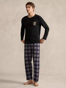 Manfinity Underwear&Sleepwear Basics 男士睡衣套装，包含一件纯黑色长袖圆领上衣，左胸饰有装饰性图案贴片，搭配经典的黑灰格纹长裤。整体风格简约百搭，细节设计巧妙，打造出休闲又不失层次感的造型。 - 黑色 - 查看 1