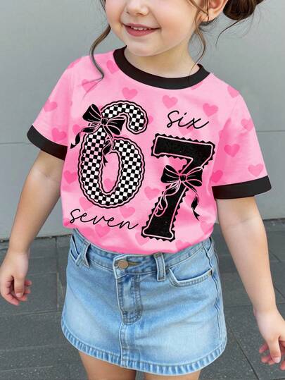 SHEIN 可爱复古格子蝴蝶结67号印花，黑粉撞色爱心印花，女婴休闲简约短袖圆领上衣，适合夏季外出，夏季童装，韩版风格，舒适百搭，时尚童装，Y2K风，卡哇伊风，派对装，日常穿搭，度假装，可爱舒适，2026夏季流行，田园风，周末休闲，家庭出游，拍照服装，休闲百搭，婴幼儿印花上衣