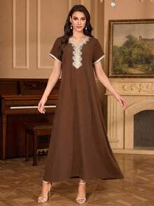 Al Najma Gaun Elegan dengan Kerah Bordir, Lengan Raglan Motif Bunga, dan Kerah Mandarin - Coffee Brown - View 6