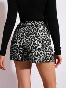Lavishia Pantalones cortos con bolsillos en ángulo con estampado de leopardo, conjunto de ropa de mujer para otoño - Gris - Ver 2