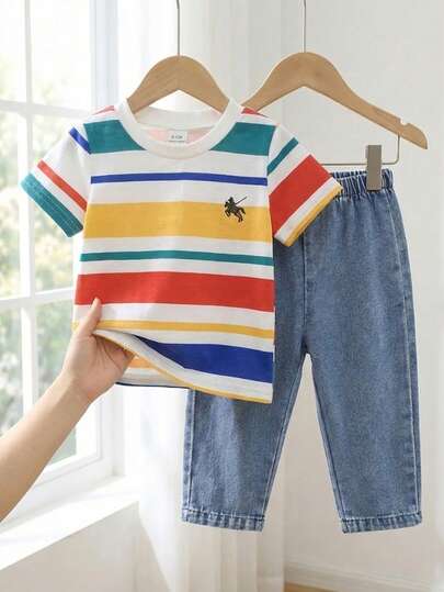 SHEIN Playful Pals 2件套男婴彩色条纹牛仔口袋字母装饰黑色圆领短袖上衣搭配松紧腰水洗牛仔裤套装，适合户外、度假、购物、派对、拍照、春夏穿着。