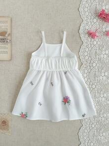 SHEIN Vestido casual de niña pequeña con bordado floral en los tirantes, cómodo y suave, adecuado para salidas de primavera/verano, regalo - Blanco - Ver 2