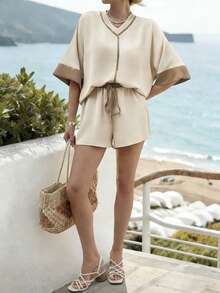 Balvessa 女士撞色滚边V领上衣和打结短裤休闲两件套 - 杏色 - 查看 4