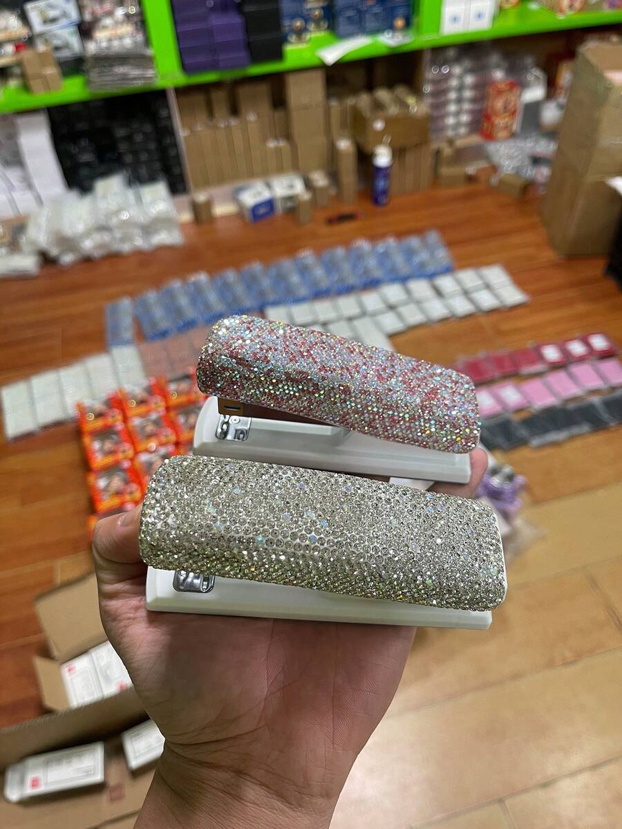 1个钻石系列(白钻)闪亮水钻订书机,可装订1-20张散页,办公用品,便携式多功能桌面文具,多种颜色可选,办公桌配件,表面可粘贴贴纸,婚礼/生日/派对/节日礼物,钻石装饰艺术品,新年,情人节,斋月 - 彩色 - 查看 1