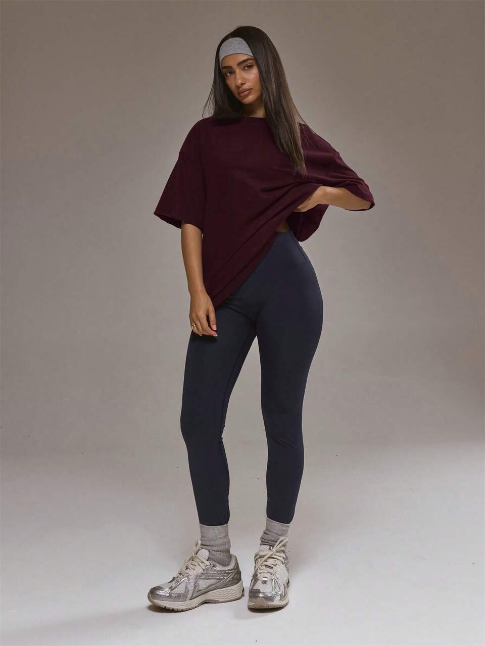 Sportowy czarny t-shirt oversize z miękkiego polaru