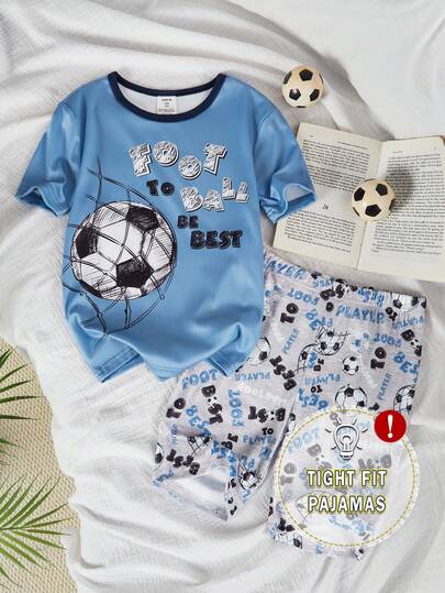 一套男童手绘足球印花短袖圆领上衣和短裤睡衣套装，采用柔软弹力面料制成，适合亲子互动休闲穿着