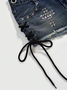 ROMWE Grunge Punk Quần short denim cạp thấp mini phong cách Punk dành cho nữ, đính đinh tán và hình chữ thập. - Rửa trung bình - Xem 3