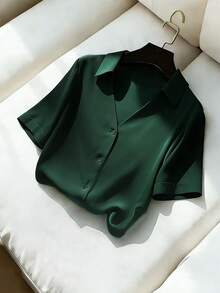 SHEIN Franclia Camisa Casual Elegante Feminina em Tecido Trançado Verde Escuro, Estilo Francês, Nova , Gola Polo de Manga Curta com Decote em V, Corte Solto e Elegante, Uso Casual, Verão, Cor Clássica e Versátil, Nova Top de Verão. Vestimenta Casual e Elegante para Uso Diário, Traje Profissional de Escritório, Peça Versátil e Estilosa para o Dia a Dia, Traje Profissional Urbano de Professora. - Verde - Visão 1