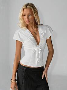 TRNVIE 女士白色纯棉V领蕾丝边波西米亚风提花系带荷叶袖衬衫，适合海滩度假、休闲和通勤穿着。 - 白色 - 查看 4