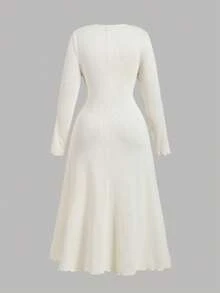 SHEIN MOD Vestido Longo de Manga Longa Elegante para Mulheres Plus Size com Laço Decorativo em Patch, Vestido de Inverno, Vestido Feminino, Vestidos Femininos Elegantes, Vestidos Femininos Bege, Ano Novo, Dia dos Namorados - Damasco - Visão 3