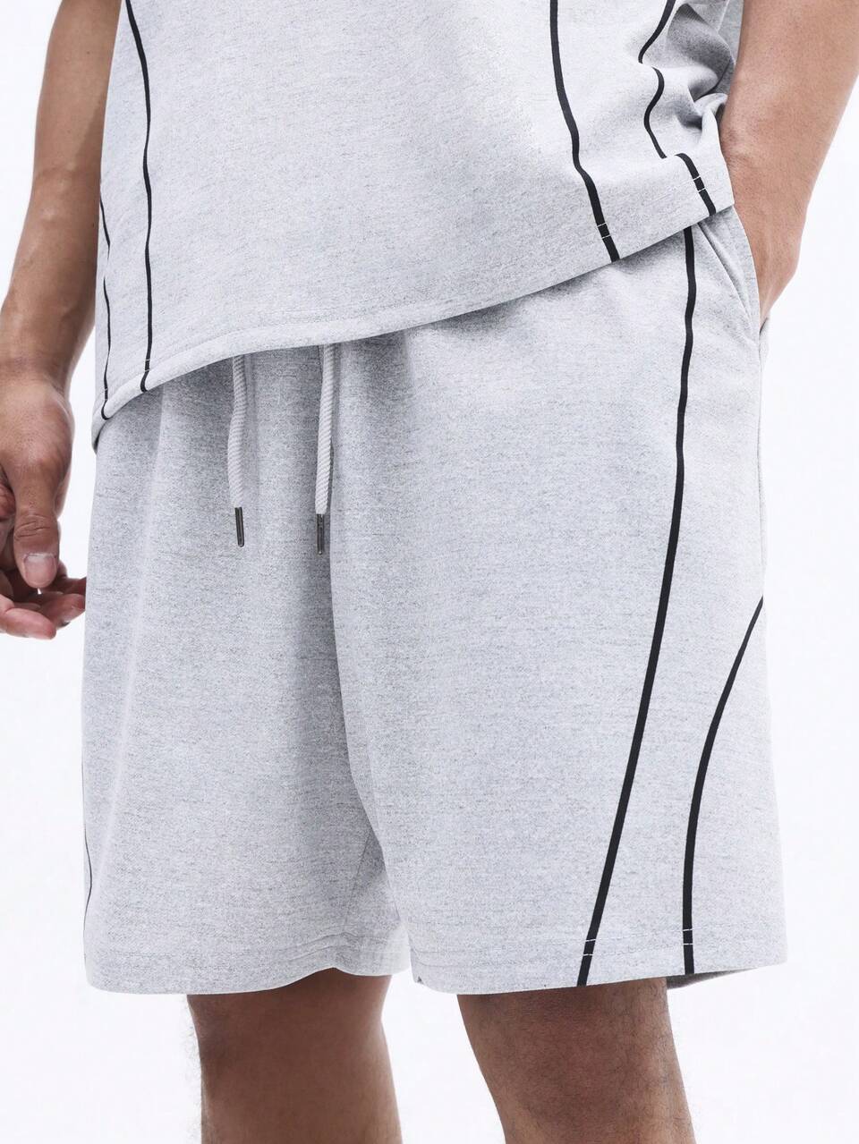 SUMWON Conjunto de Camiseta de Manga Curta e Shorts em Cinza Claro com Detalhes em Contraste Preto para Uso Casual no Verão
