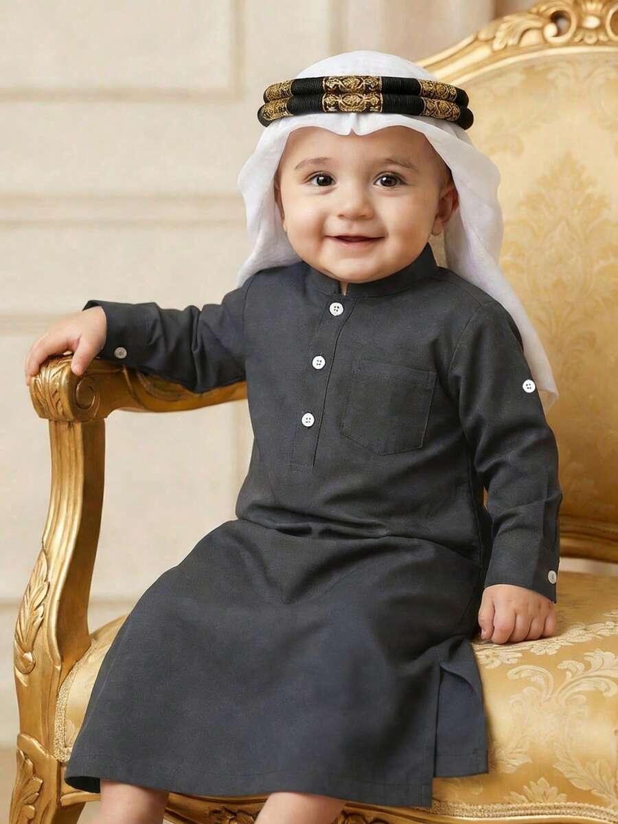 SHEIN 幼儿男童传统休闲长袖立领纽扣半开襟口袋长袍上衣，袖长可调节，侧开衩下摆设计，阿拉伯长袍，伊斯兰服装，卡夫坦长袍，沙特阿拉伯服饰，长袍，男童白色库尔塔，男童白色校服长袍，男童库尔塔，基本款型，适合春、夏、秋、冬四季穿着，3个月-3岁 - 深灰色 - 查看 1