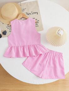 SHEIN 适合少女的条纹甜美套装： - 无袖背心 - 圆领上衣，饰有三层蝴蝶结和荷叶边下摆 - 配套宽松短裤 - 面料柔软，适合夏季穿着 - 条纹图案和可爱蝴蝶结设计，适合日常穿着或休闲场合 - 舒适易搭配，易于保养 - 粉色 - 查看 2