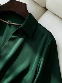 SHEIN Franclia Camisa Casual Elegante Feminina em Tecido Trançado Verde Escuro, Estilo Francês, Nova , Gola Polo de Manga Curta com Decote em V, Corte Solto e Elegante, Uso Casual, Verão, Cor Clássica e Versátil, Nova Top de Verão. Vestimenta Casual e Elegante para Uso Diário, Traje Profissional de Escritório, Peça Versátil e Estilosa para o Dia a Dia, Traje Profissional Urbano de Professora. - Verde - Visão 6