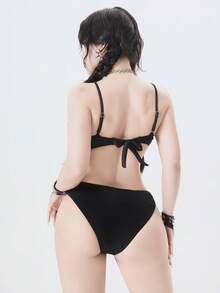 ROMWE Bộ bikini 2 mảnh phong cách Gothic bí ẩn và óng ánh, đa năng với họa tiết thêu tay hình xương và dây đeo mảnh, kết hợp quần bikini tam giác cạp cao, thích hợp cho các kỳ nghỉ, tiệc tùng, lễ hội âm nhạc. Đồ bơi Gothic, áo tắm Gothic cho nữ, bộ bikini nữ 2580198, áo bikini hình xương, đồ bơi Y2K, bikini Gothic màu đen, đồ bơi 2 mảnh cho nữ. - màu đen - Xem 2