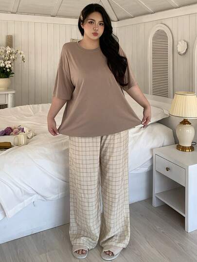 Dazy Plus Bộ đồ ngủ nữ cỡ lớn 2 món, áo tay ngắn cổ tròn màu trơn và quần dài kẻ caro, đồ mặc nhà mùa xuân/hè.