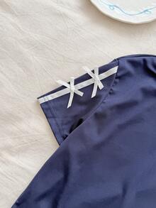 SHEIN Bộ đồ hai mảnh màu xanh navy mùa hè này gồm áo thun ngắn tay cổ tròn và chân váy xếp ly cạp cao, mang đến phong cách học đường thời trang, đơn giản, thoải mái và ngọt ngào. Được làm từ vải dệt kim, chất liệu có độ dày vừa phải và ôm sát cơ thể. Tay áo và thân váy được trang trí bằng nơ trắng, rất phù hợp cho trường học, các hoạt động ngoại khóa, thư giãn tại nhà và tham dự các bữa tiệc, v.v. - Màu xanh hải quân - Xem 4