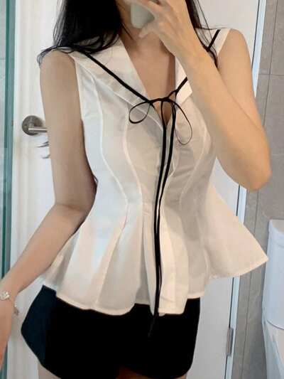 Blusa blanca sin mangas con cuello azul marino para mujer