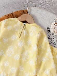 SHEIN 两件套女婴长袖套装，圆领长袖白色几何花卉印花T恤，搭配同款花卉印花阔腿裤，袖口和下摆饰有蕾丝花边，优雅复古，时尚百搭，适合夏季穿着。 - 黃色 - 查看 4