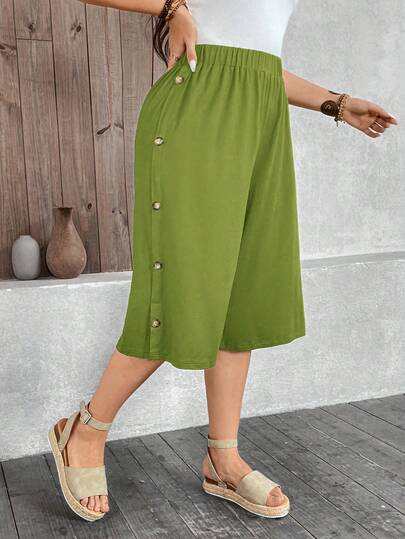 EMERY ROSE Pantalones capri rectos y sueltos de talla grande en color verde oliva con botón lateral y cintura elástica. Pantalones verdes oliva con cintura elástica, pantalones pierna ancha y cortos, pantalones casuales con detalle de botones, pantalones culotte verdes, culotte casuales verdes con botones, culotte de corte holgado en verde oliva, culotte verde oliva para mujer