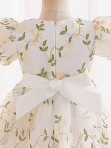 SHEIN Glamorique Kids 女童公主裙，花童，生日派对，晚宴，立体花朵收腰蓬蓬裙，四季皆宜，翻领，网纱泡泡袖优雅派对礼服，华丽连衣裙，复活节，夏季，优雅派对礼服，儿童茶会礼服，女童花园派对礼服，儿童刺绣花朵连衣裙，儿童传家宝连衣裙 - 白色 - 查看 3