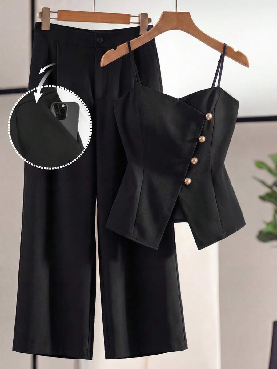 Franclia 大码女士优雅休闲套装，包括无袖上衣（不对称下摆，金属纽扣闭合）和松紧腰长裤，适合通勤、度假、下午茶、派对等场合。 - 黑色 - 查看 1