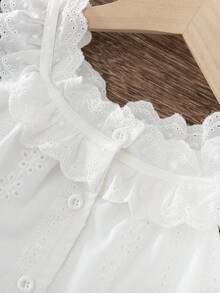 SHEIN 2 件套女童休闲时尚荷叶边领无袖宽松刺绣蕾丝背心 + 牛仔刺绣喇叭裤套装，适合度假、旅行和日常穿着，夏季 - 白色 - 查看 4