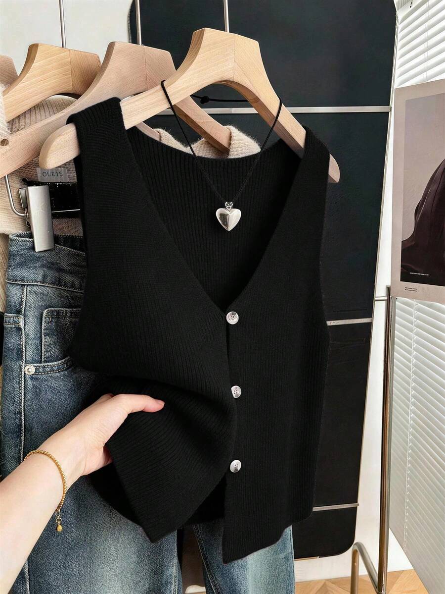 SHEIN Franclia 复古V领针织上衣，通勤叠穿吸睛单品。V领设计，纹理纽扣点缀，竖条纹罗纹，简约廓形，时尚吸睛。精细针织面料，柔软亲肤，轻盈透气，宽松舒适，适合通勤、约会和休闲穿着。 - 黑色 - 查看 1