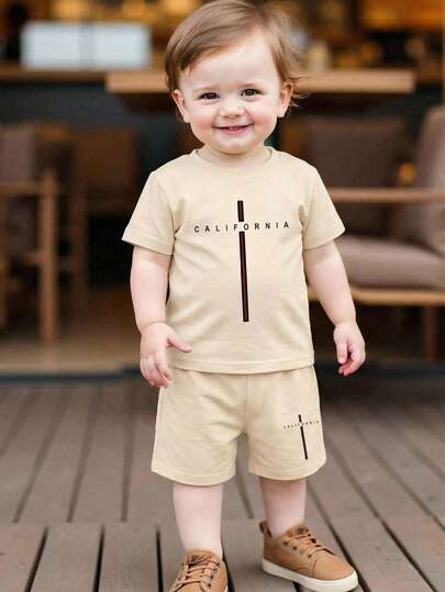 SHEIN Playful Pals Set de 2 piezas de camiseta de manga corta de cuello redondo y pantalones cortos con estampado geométrico y de letras casual para bebé niño, adecuado para salidas en verano