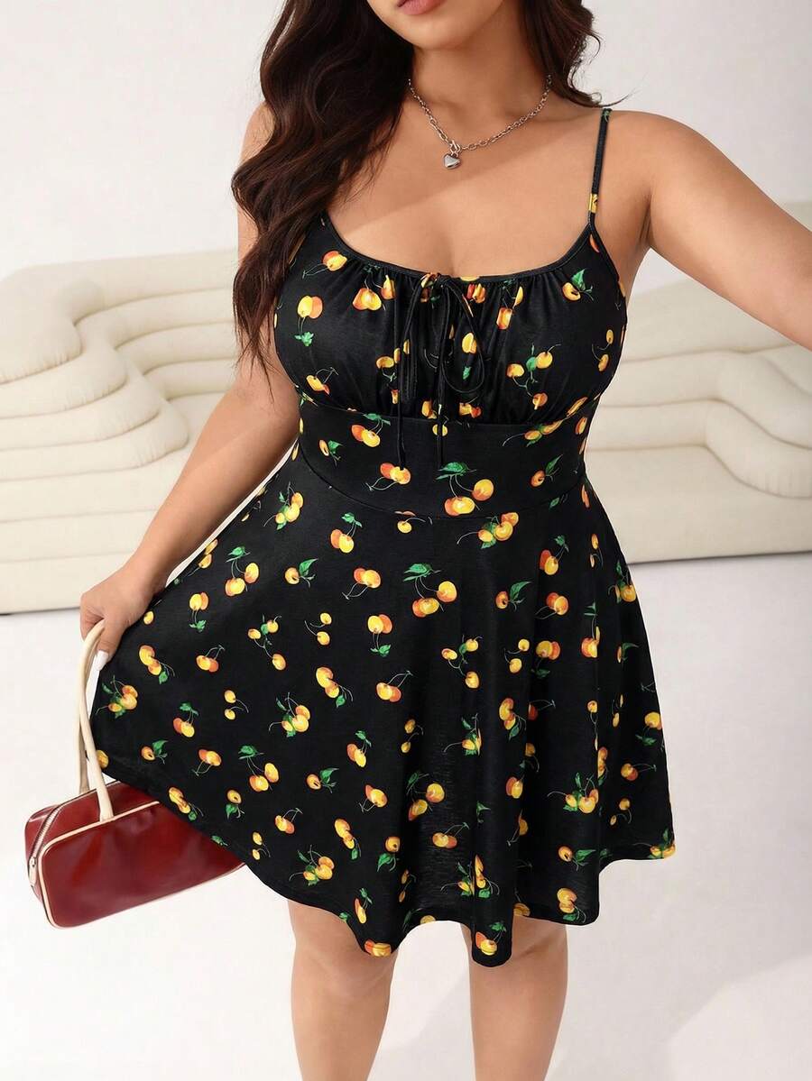 Solflare 大码樱桃印花喇叭下摆吊带连衣裙，收腰A字版型，适合春夏穿着，沙滩裙、度假装、波西米亚风、束身连衣裙 - 彩色 - 查看 1