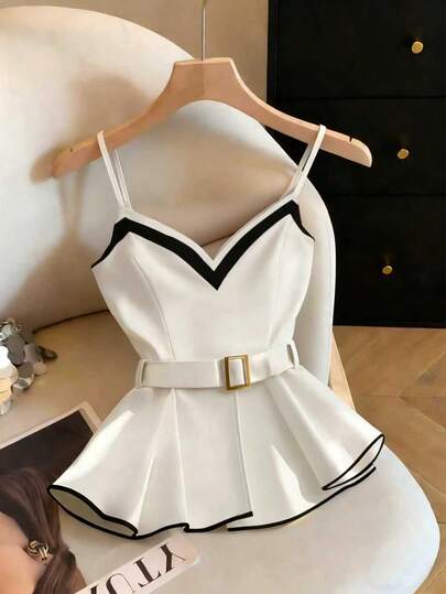 Franclia Stylish Black And White Color-Blocked V-Neck Camisole With A Slimming Waist, Exquisite And Luxurious A-Line Silhouette, Decorated Belt, Women's Tank Top, Women's Camisole, Women's Spring/Summer Camisole, Women's Sexy Tank Top, Sleeveless Top, Spring Clothing, Summer Outfit, Women's Black And White Top, Women's Black And White Camisole, Women's Spring/Summer Decorative Buckle Tank Top.Fashionable Casual Commuter Wear, Business Office Wear, Versatile And Stylish Everyday Casual Wear, Urban Teacher's Professional Attire