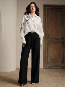 Anewsta Camisa de mujer de manga larga con cuello polo, estampado floral texturizado y rayas asimétricas de estilo urbano chic - Blanco y Negro - Ver 4