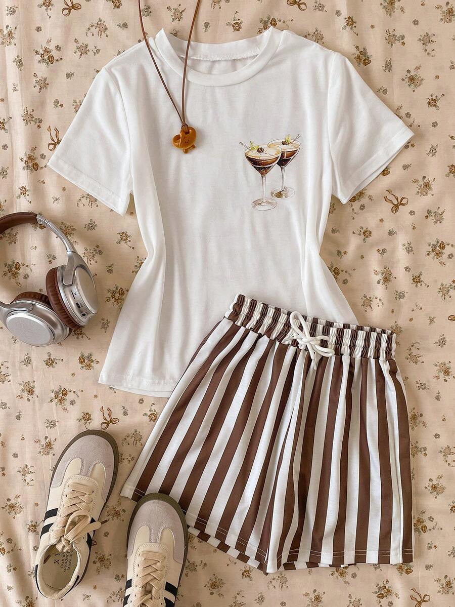 Tricou alb cu mânecă scurtă, cu imprimeu cocktail pe față, text imprimat "ESPRESSO MARTINI" pe spate, asortat cu pantaloni scurți cu dungi maro și albe, stil retro casual, potrivit pentru ieșiri de zi cu zi și ocazii sociale ușoare, eșantion accesibil, o alegere proaspătă pentru o ținută confortabilă de primăvară/vară. - alb - Vizualizare 1