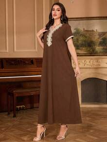 Al Najma Gaun Elegan dengan Kerah Bordir, Lengan Raglan Motif Bunga, dan Kerah Mandarin - Coffee Brown - View 4