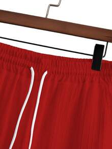 Manfinity Homme Bộ 2 món quần áo nam gồm áo sơ mi ngắn tay màu trơn có họa tiết và quần ống rộng cạp chun, kiểu dáng thường ngày, trang phục hai mảnh cho nam, quần áo nam mùa thu đông, bộ đồ trắng hai mảnh cho nam, bộ áo và quần thường ngày cho nam, bộ đồ phối hợp cho nam, bộ quần áo mùa hè cho nam. - Đỏ - Xem 3